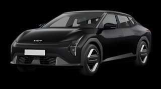 Schräge Frontansicht auf einen Kia EV4 Fastback Earth, freigestellt