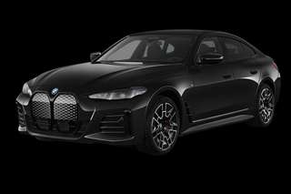 Schräge Frontansicht auf einen BMW i4 , freigestellt