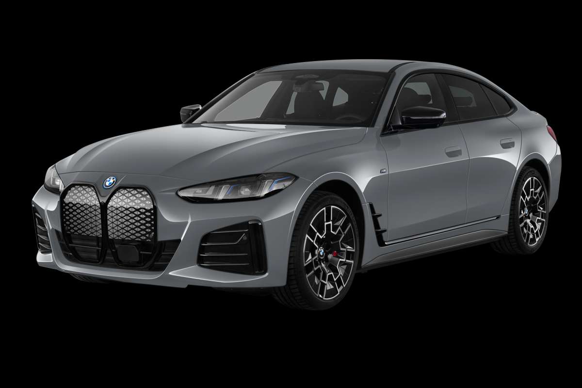 Schräge Frontansicht eines BMW i4, freigestellt