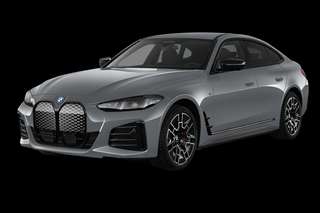 Schräge Frontansicht auf einen BMW i4 , freigestellt