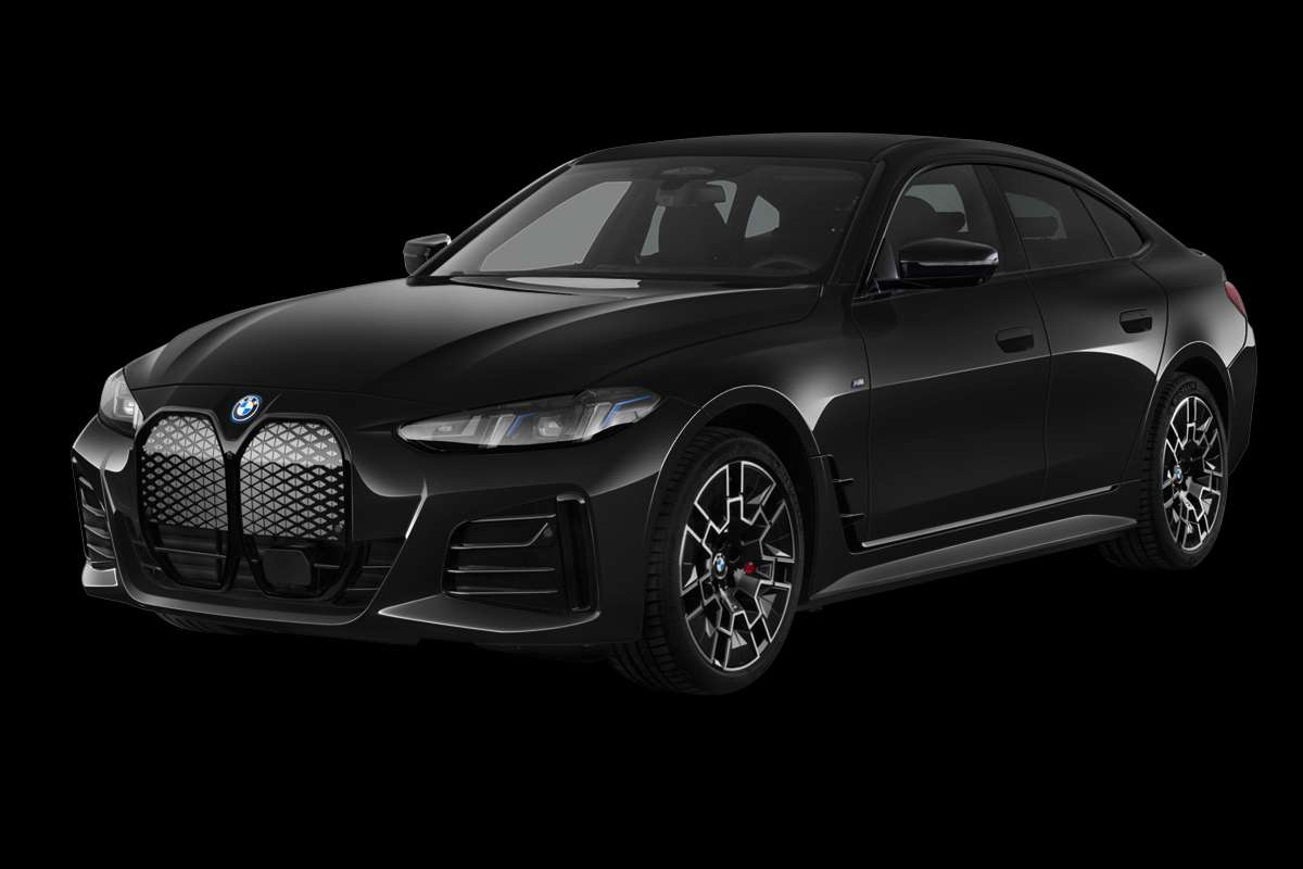 Schräge Frontansicht eines BMW i4, freigestellt