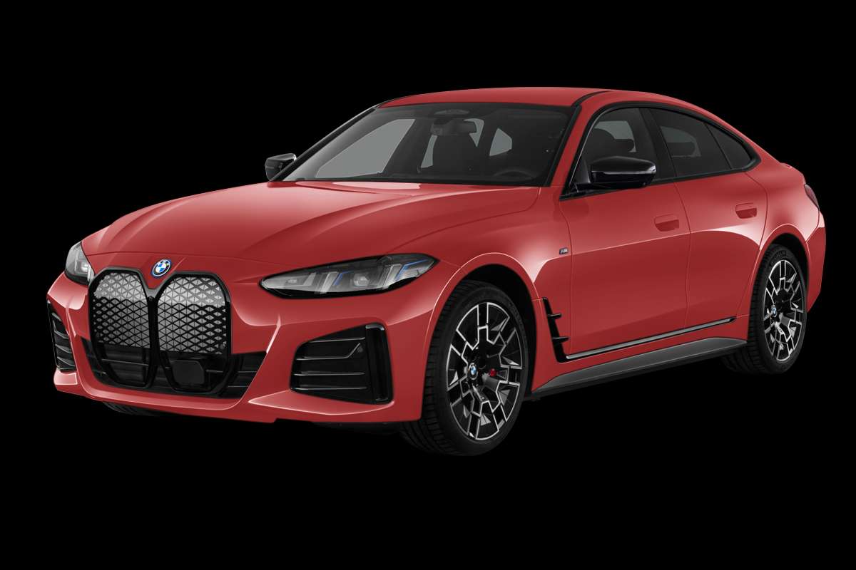 Schräge Frontansicht eines BMW i4, freigestellt