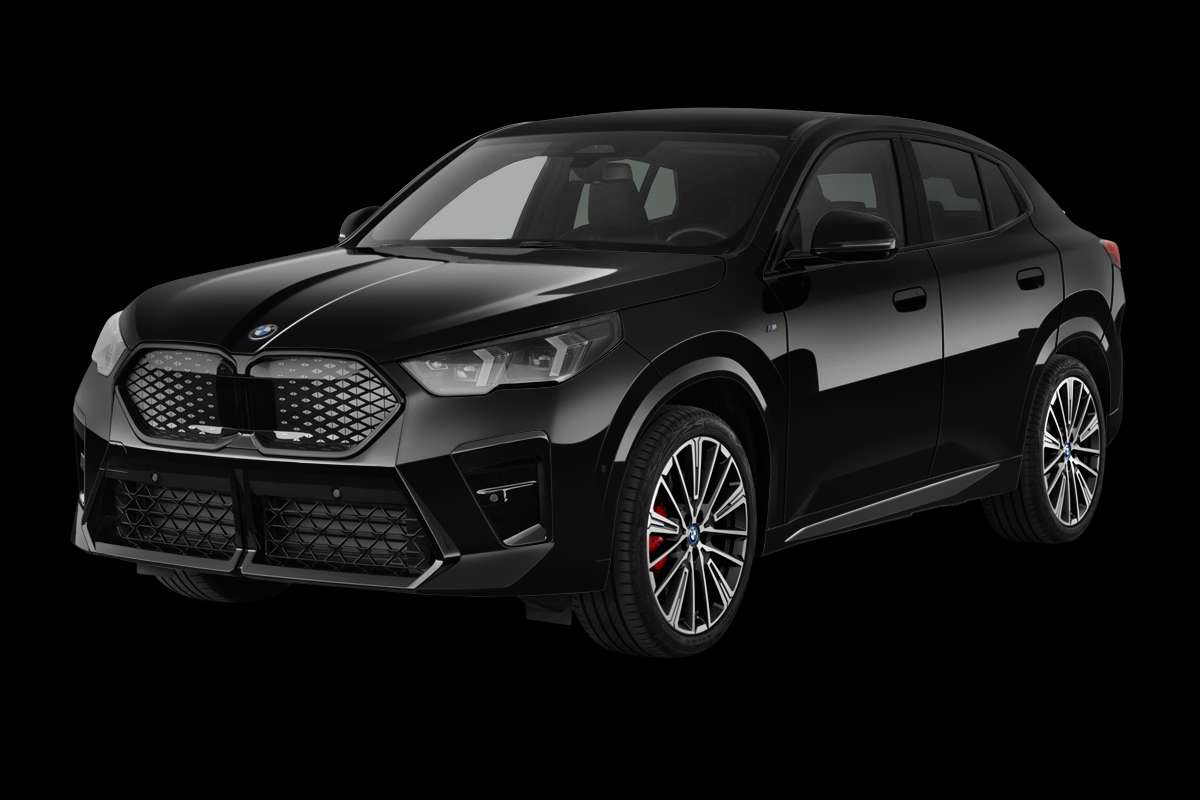 Schräge Frontansicht eines BMW iX2, freigestellt