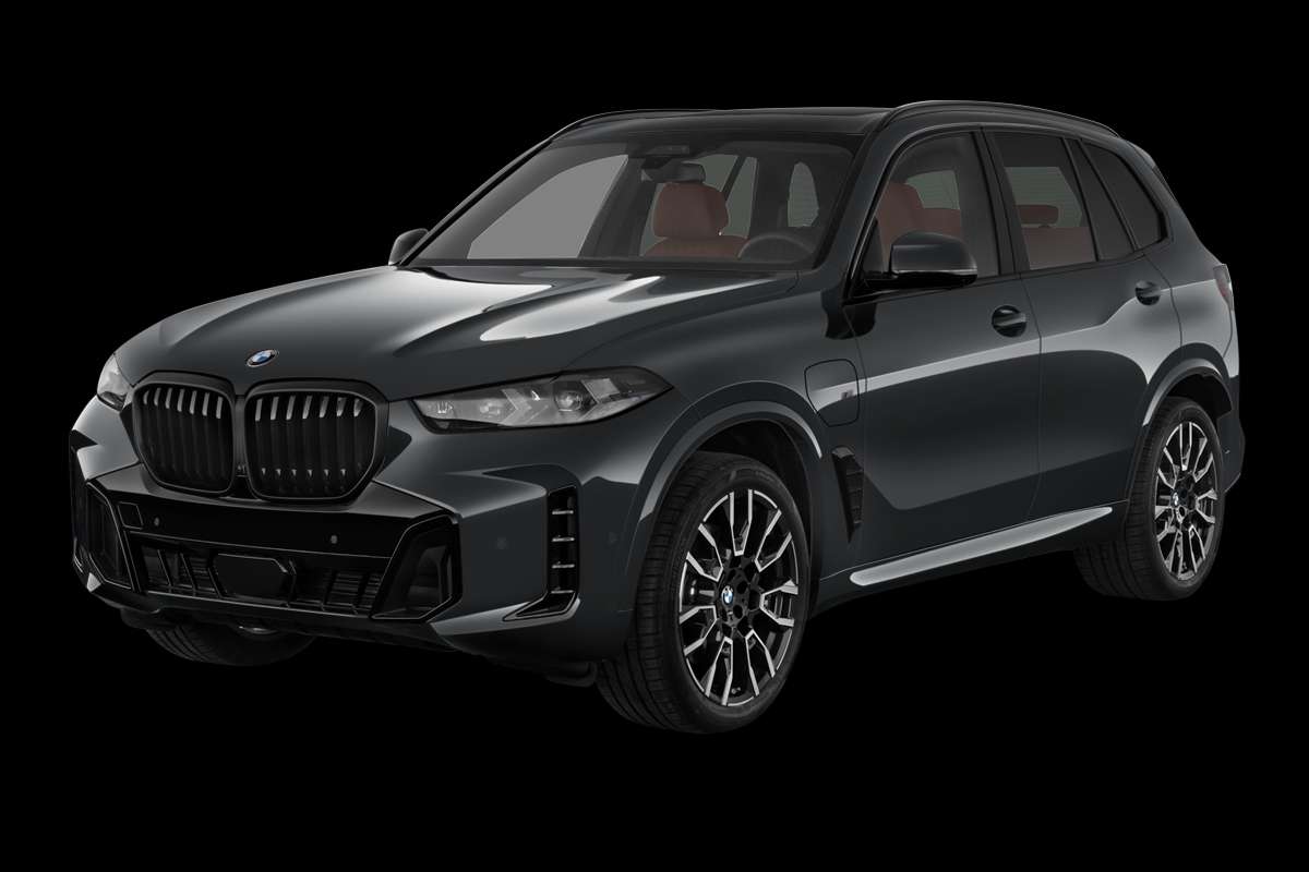 Schräge Frontansicht eines BMW X5, freigestellt