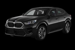 Schräge Frontansicht auf einen BMW X2 , freigestellt