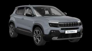 Schräge Frontansicht auf einen Jeep Avenger Summit, freigestellt