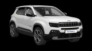 Schräge Frontansicht auf einen Jeep Avenger Summit, freigestellt