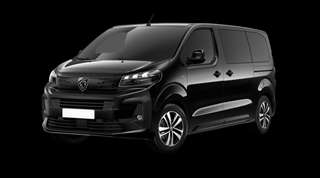 Schräge Frontansicht auf einen Peugeot Traveller Active, freigestellt