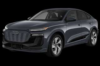 Schräge Frontansicht auf einen Audi Q6 Sportback e-tron , freigestellt