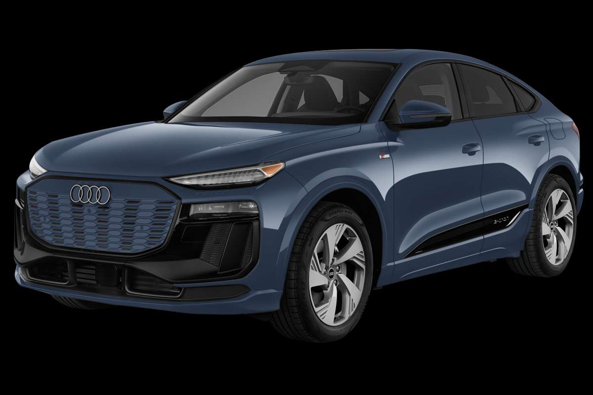 Schräge Frontansicht eines Audi Q6 Sportback e-tron, freigestellt