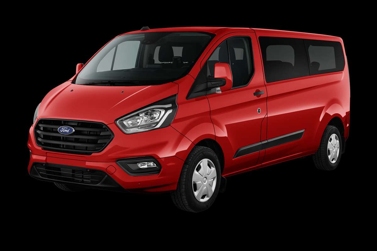 Schräge Frontansicht eines Ford Transit Custom, freigestellt
