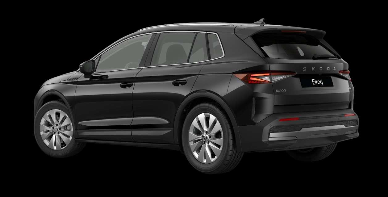 Schräge Heckansicht eines Skoda Elroq, freigestellt