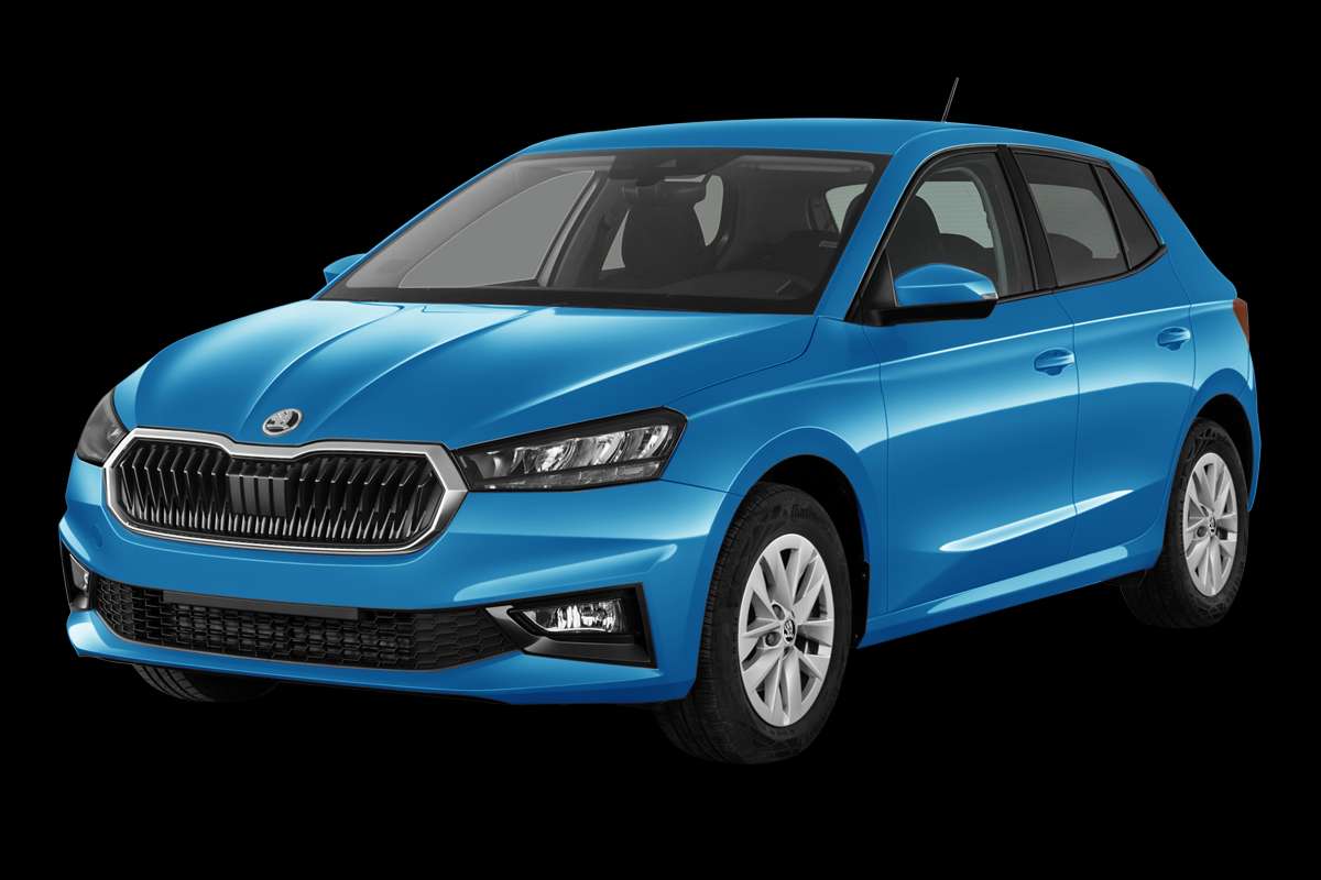 Schräge Frontansicht eines Skoda Fabia, freigestellt