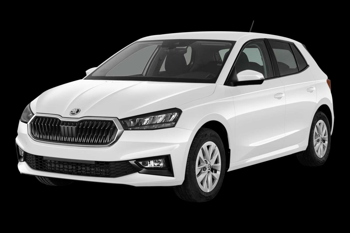 Schräge Frontansicht eines Skoda Fabia, freigestellt