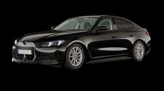 Schräge Frontansicht auf einen BMW i4 , freigestellt