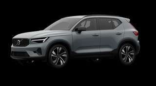 Schräge Frontansicht auf einen Volvo XC40 Ultra, freigestellt