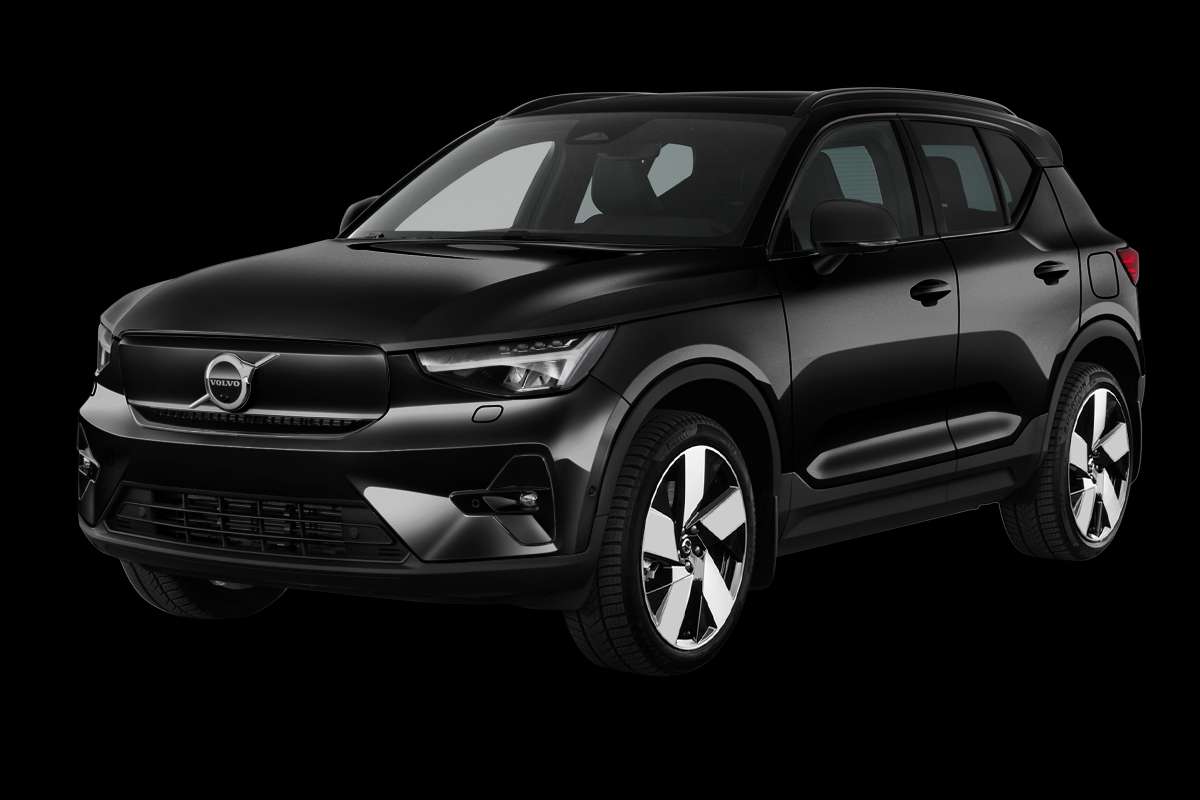 Schräge Frontansicht eines Volvo EX40, freigestellt