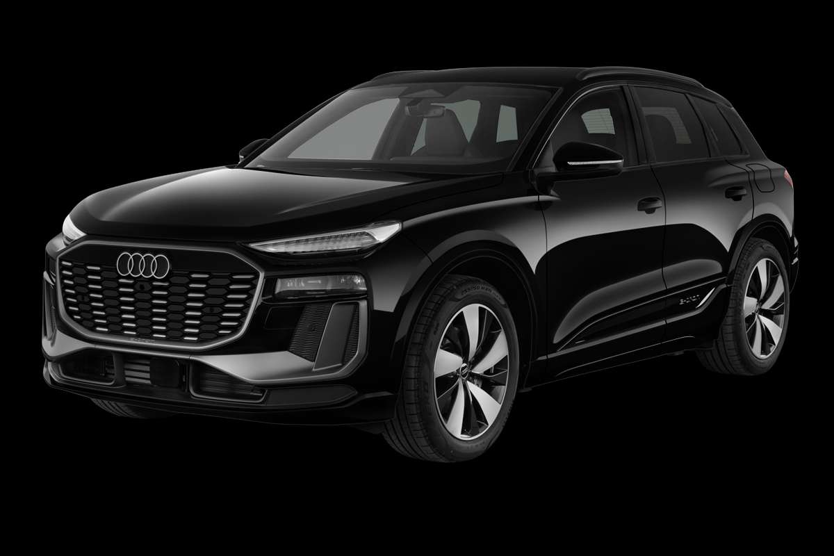 Schräge Frontansicht eines Audi Q6 e-tron, freigestellt