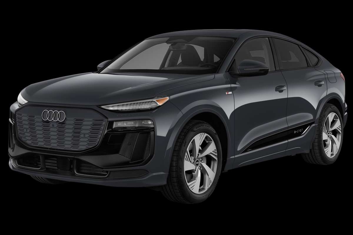 Schräge Frontansicht eines Audi Q6 Sportback e-tron, freigestellt