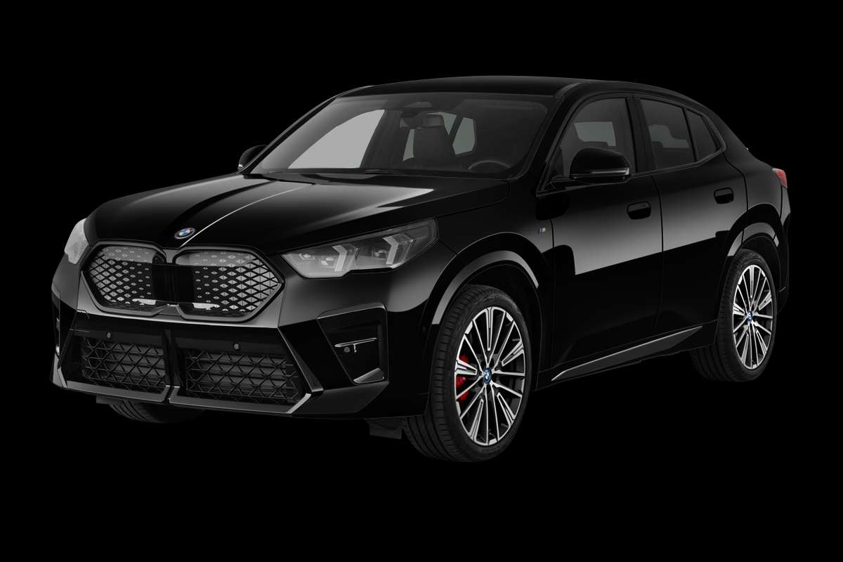 Schräge Frontansicht eines BMW iX2, freigestellt