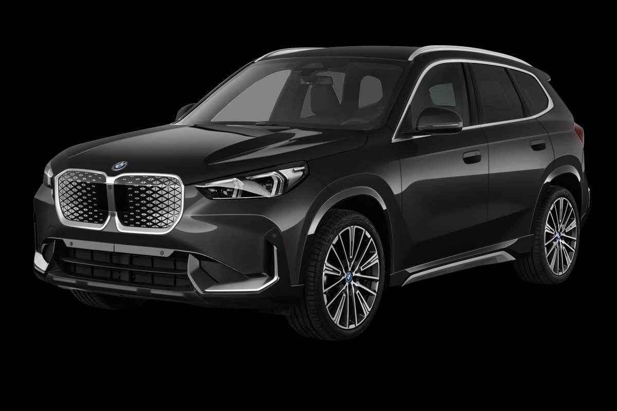 Schräge Frontansicht eines BMW iX1, freigestellt