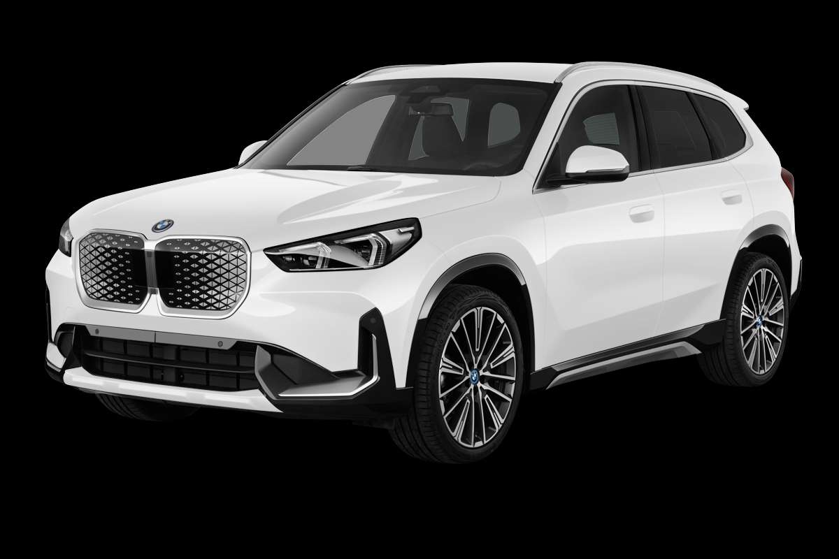 Schräge Frontansicht eines BMW iX1, freigestellt