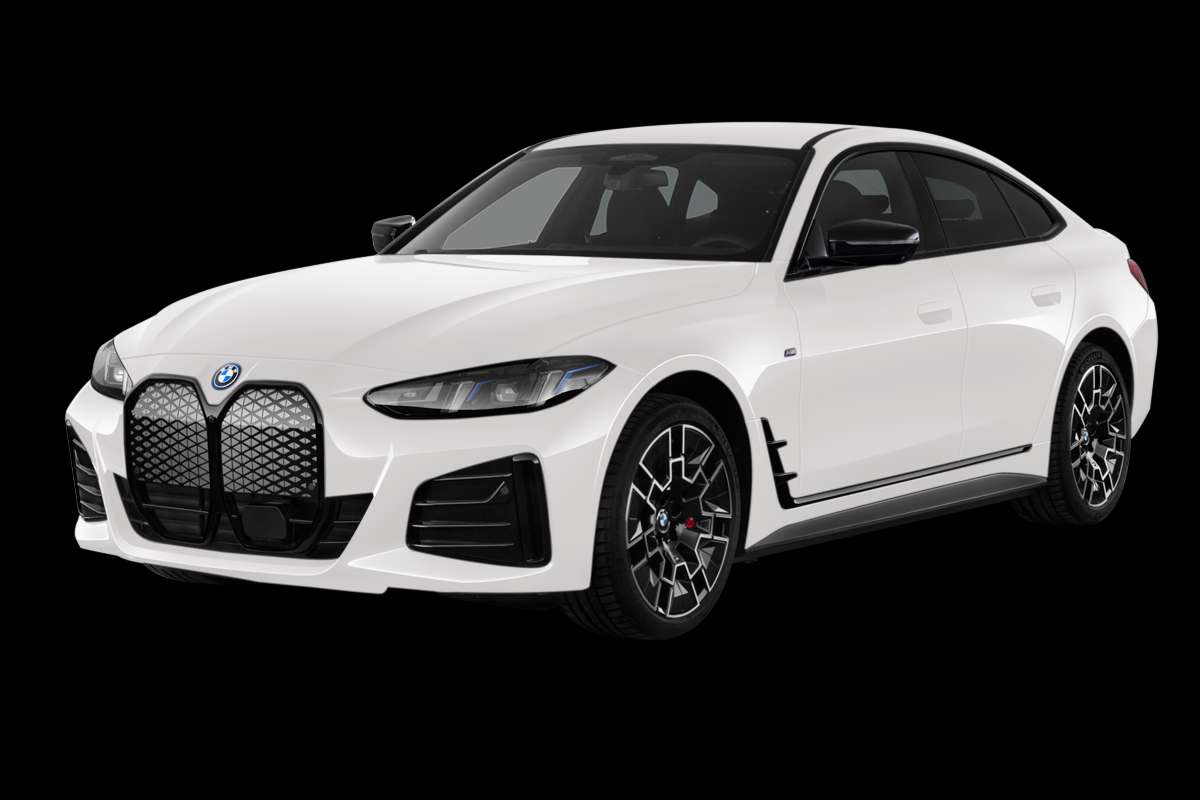 Schräge Frontansicht eines BMW i4, freigestellt