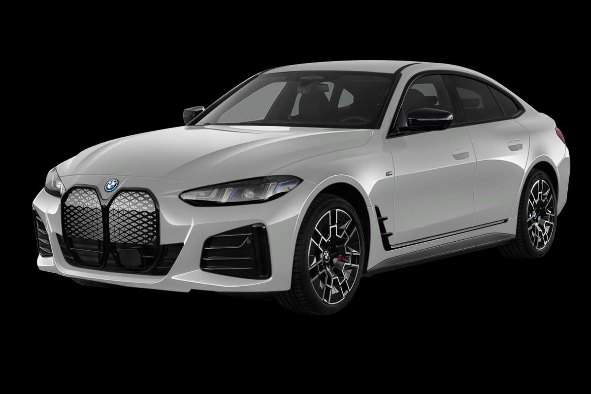 Schräge Frontansicht eines BMW i4, freigestellt