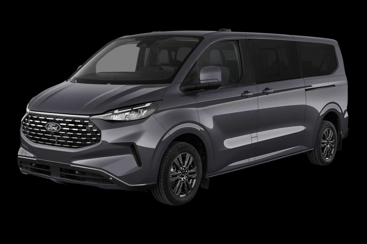 Schräge Frontansicht eines Ford Tourneo Custom, freigestellt