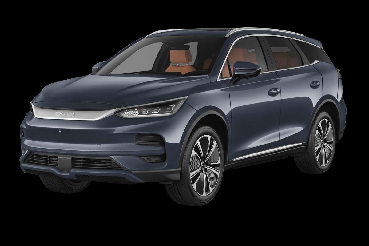 Schräge Frontansicht eines BYD Tang, freigestellt