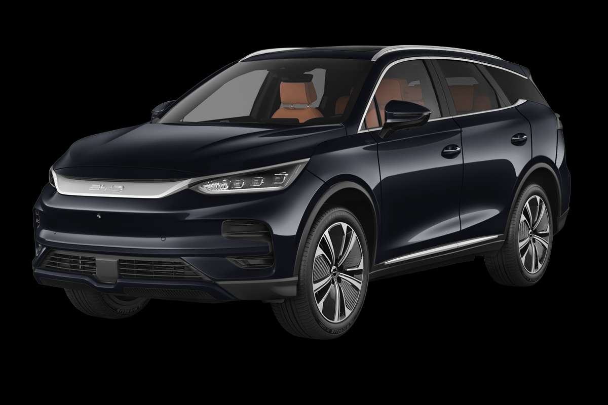 Schräge Frontansicht eines BYD Tang, freigestellt