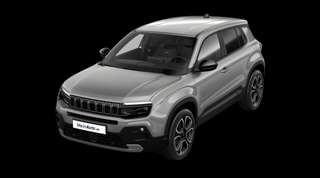 Schräge Frontansicht auf einen Jeep Avenger Summit, freigestellt