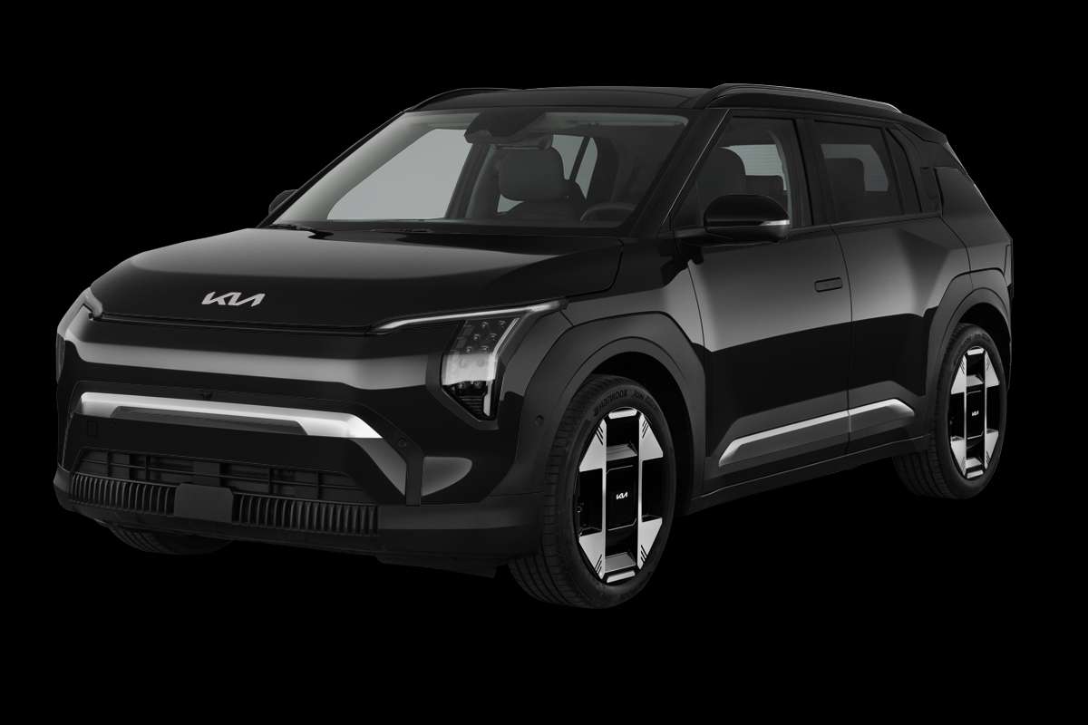 Schräge Frontansicht eines Kia EV3, freigestellt