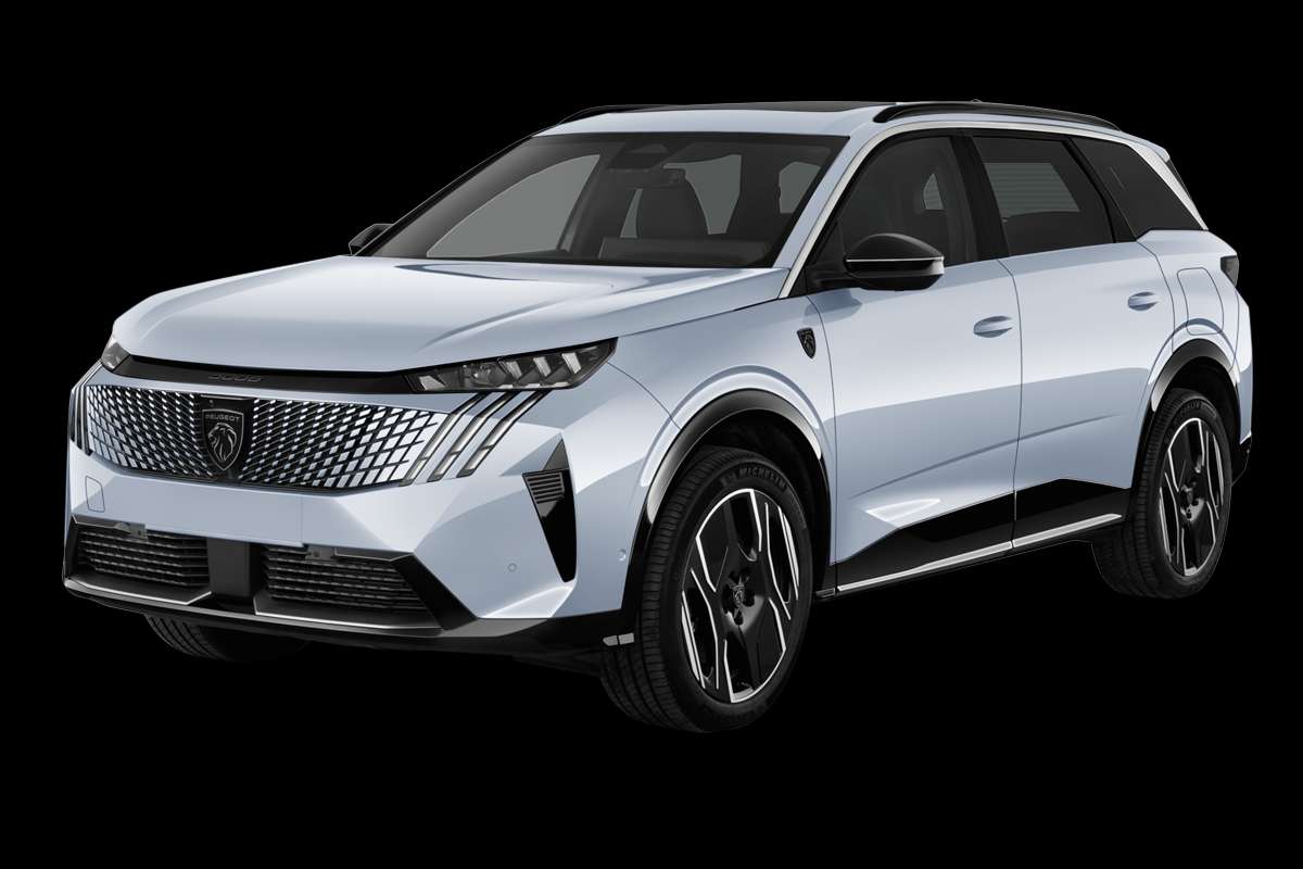 Schräge Frontansicht eines Peugeot 5008, freigestellt