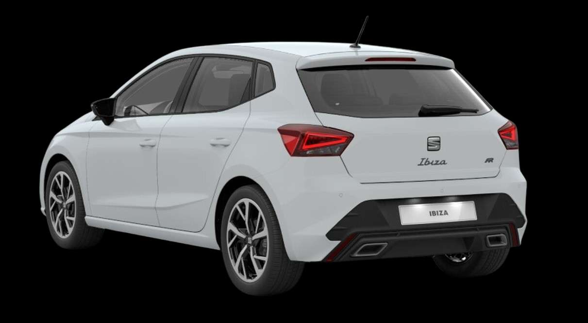 Schräge Heckansicht eines SEAT Ibiza, freigestellt