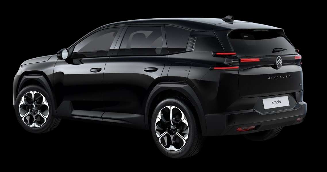 Schräge Heckansicht eines Citroën C5 Aircross, freigestellt