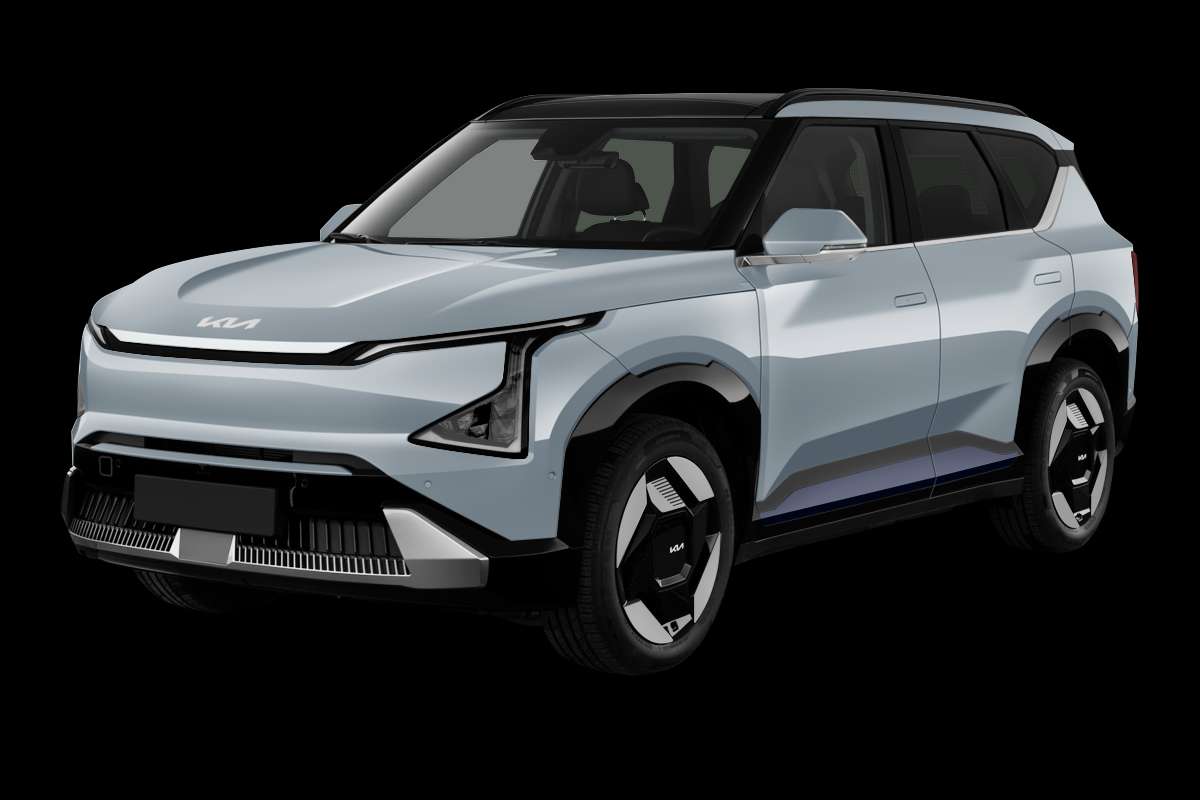 Schräge Frontansicht eines Kia EV5, freigestellt