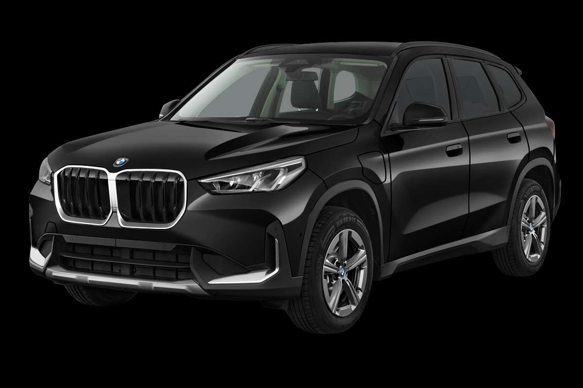 Schräge Frontansicht eines BMW X1, freigestellt