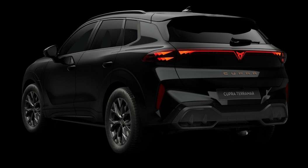 Schräge Heckansicht eines CUPRA Terramar, freigestellt