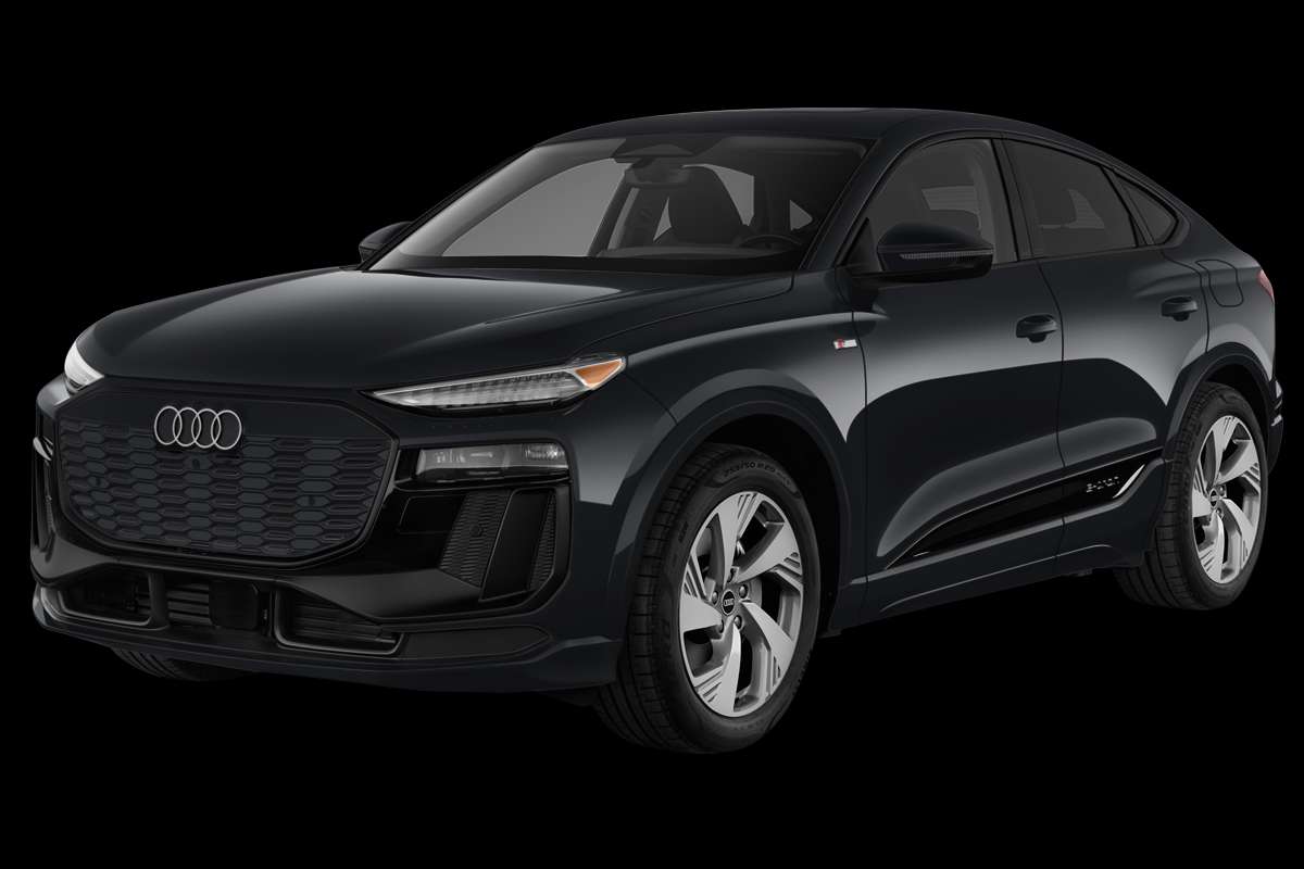 Schräge Frontansicht eines Audi Q6 Sportback e-tron, freigestellt