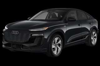 Schräge Frontansicht auf einen Audi Q6 Sportback e-tron , freigestellt