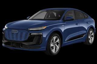 Schräge Frontansicht auf einen Audi Q6 Sportback e-tron , freigestellt