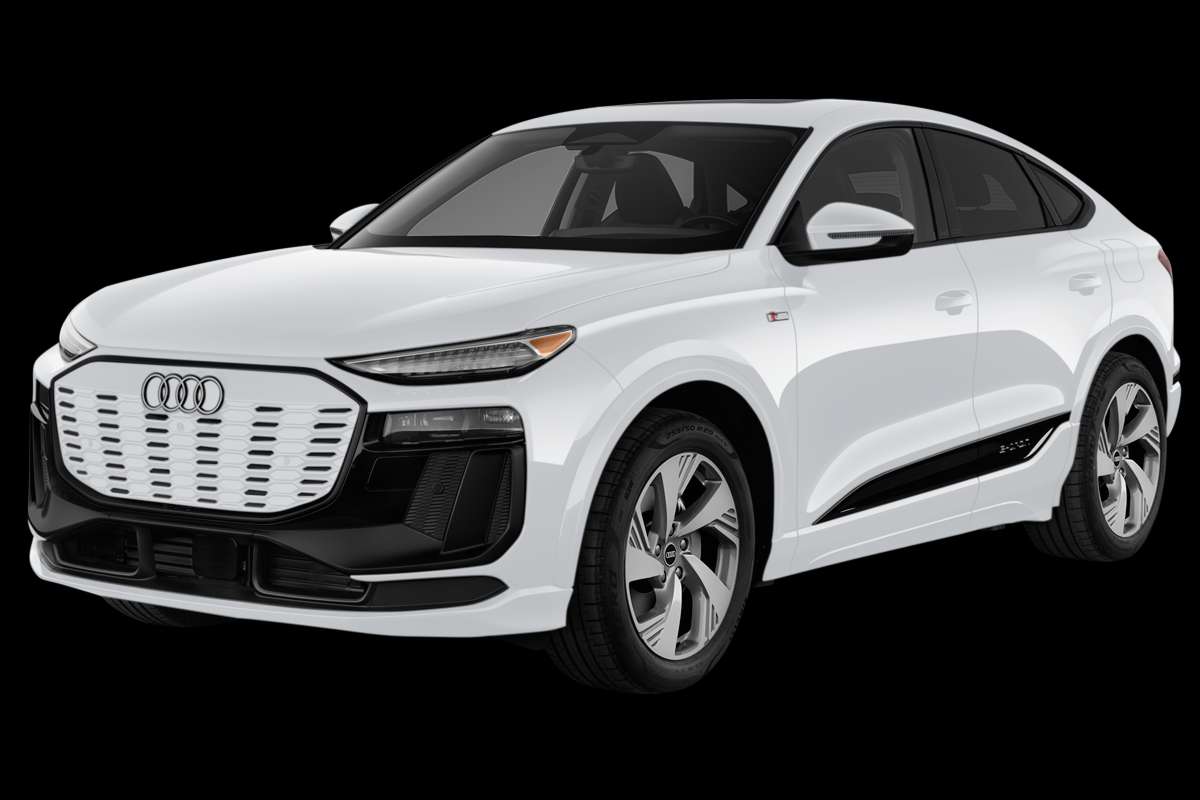 Schräge Frontansicht eines Audi Q6 Sportback e-tron, freigestellt