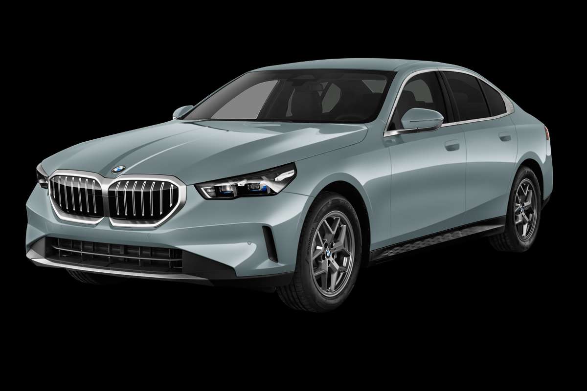 Schräge Frontansicht eines BMW 5er-Reihe, freigestellt