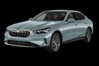 Schräge Frontansicht auf einen BMW 5er-Reihe , freigestellt