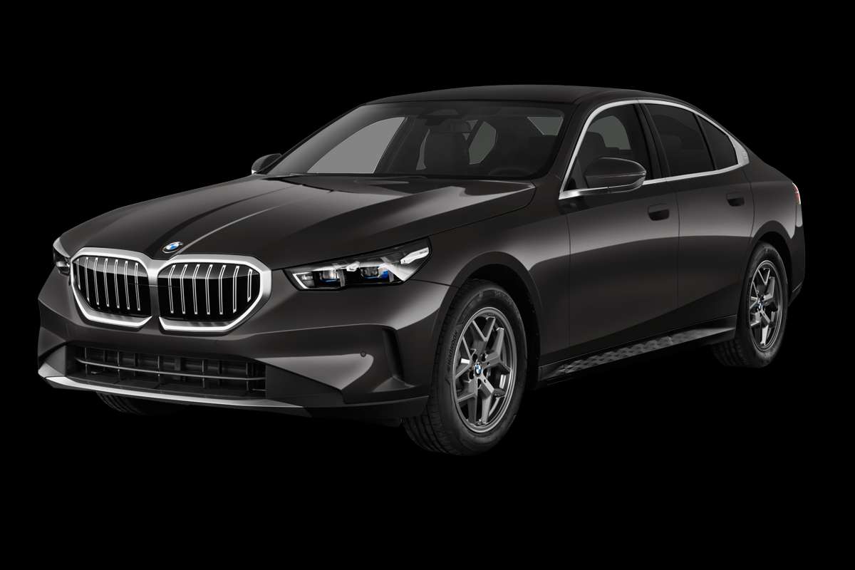 Schräge Frontansicht eines BMW 5er-Reihe, freigestellt