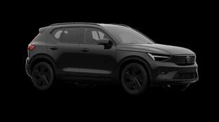 Schräge Frontansicht auf einen Volvo EX40 Black Edition Plus, freigestellt