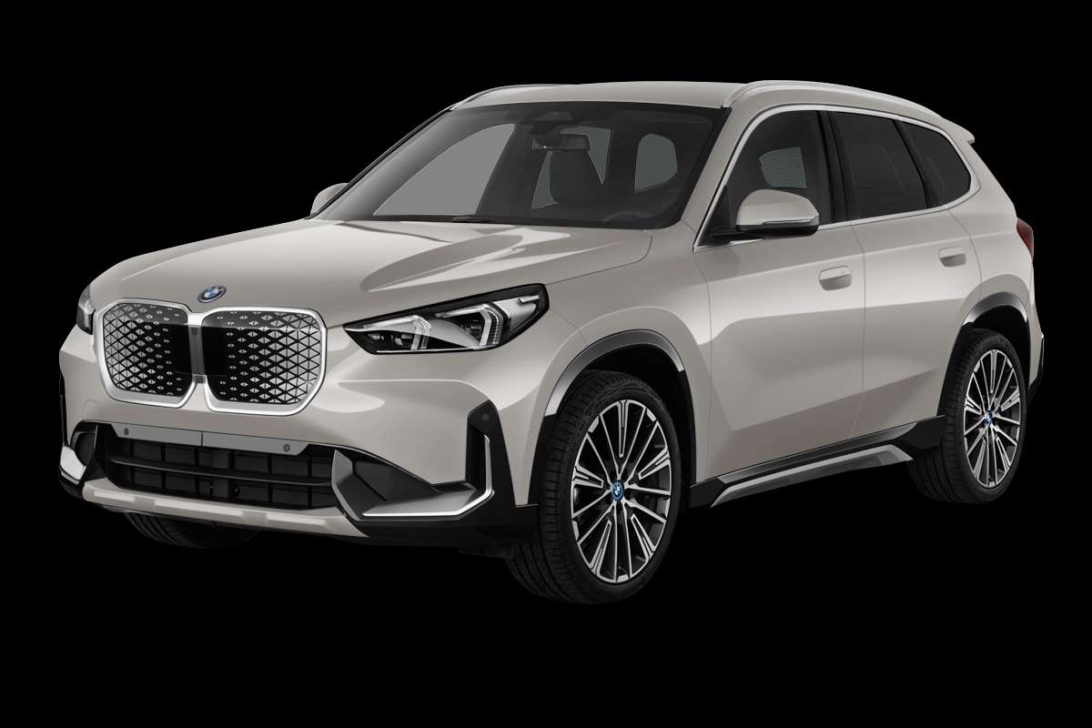 Schräge Frontansicht eines BMW iX1, freigestellt