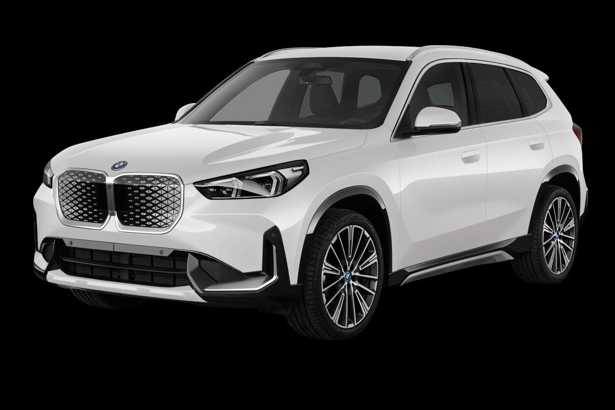 Schräge Frontansicht eines BMW iX1, freigestellt