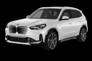 Schräge Frontansicht auf einen BMW iX1 , freigestellt